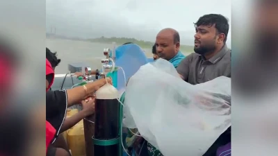 মুমূর্ষু মাকে নিয়ে উত্তাল সাগর পাড়ি, ভিডিও ভাইরাল
