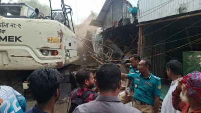 গাজীপুরে টঙ্গীর আলোচিত হাজী মাজার বস্তিতে মাদকের স্পটে উচ্ছেদ অভিযান