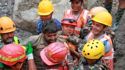 নেপালের বিদ্যুৎকেন্দ্রের টানেল থেকে ৯ দিন পরে জীবিত ২ শ্রমিক উদ্ধার