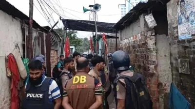 গোপন সুড়ঙ্গে পালাল আসামি, পুলিশের ওপর হামলা