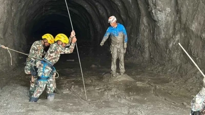 নেপালে সুড়ঙ্গে আটকে পড়া ৪৬ জনের বেঁচে থাকার আশা