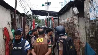 গোপন সুড়ঙ্গে পালাল আসামি, পুলিশের ওপর হামলা