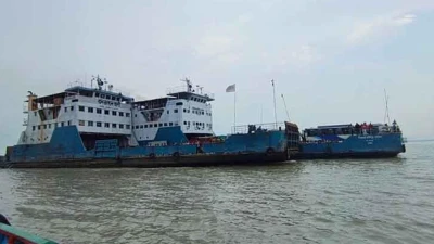 যাত্রীবাহী বাস প্রাইভেটকার নিয়ে স্রোতে ভেসে গেল ফেরি