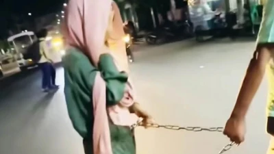 কিশোরীর কোমরে শিকল, অঝোরে কাঁদছিল কিশোরী