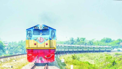 গতির অভাবে সিডিউল ঠিক রাখতে পারছে না ট্রেন
