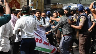ইসলামী ব্যাংক ঘিরে উত্তেজনা, দুই পক্ষের সংঘর্ষে আহত ৫০
