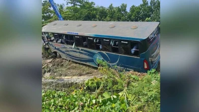 হেলপার চালাচ্ছিল বাস, খাদে পড়ে আহত ১০