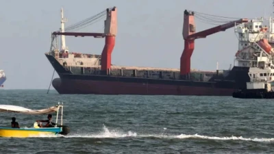 হরমুজে একদিন জাহাজ পার হলো মাত্র ৪টি