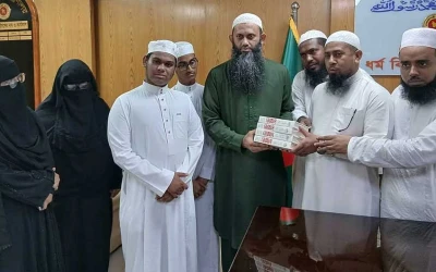 হাফেজদের দেওয়া ইসরায়েলি লেখকের বই ফেরত নিলেন প্রতিমন্ত্রী