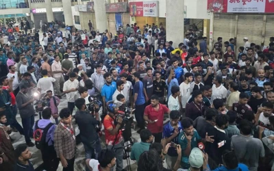 মধ্যরাতে রাজশাহী রেলস্টেশনে দফায় দফায় ভাঙচুর