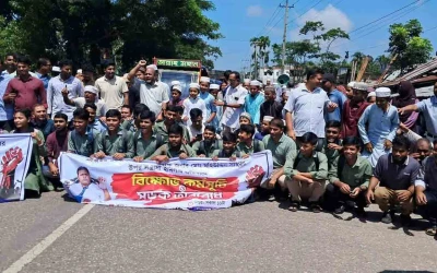 ভোলায় অধ্যক্ষের উপর সন্ত্রাসী হামলার প্রতিবাদে সড়ক অবরোধ মানববন্ধন বিক্ষোভ