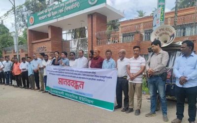 দুই সাংবাদিকের ওপর হামলার প্রতিবাদে নোয়াখালীতে মানববন্ধন