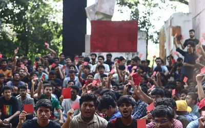 চুয়েট ভিসিকে 'লাল কার্ড' দেখালেন শিক্ষার্থীরা