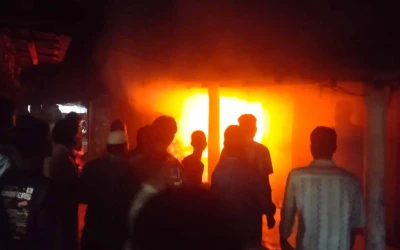 লালপুরে অগ্নিকাণ্ডে গুদামসহ চার দোকান পুড়ে ছাই