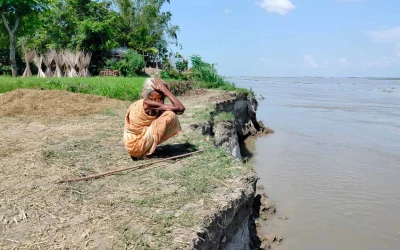 ফুলছড়িতে ভাঙ্গছে নদীর পাড় দুশ্চিন্তায় বসে আছেন বৃদ্ধা