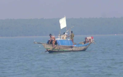 বঙ্গোপসাগরে ১৫ জেলে সহ  ট্রলারডুবি