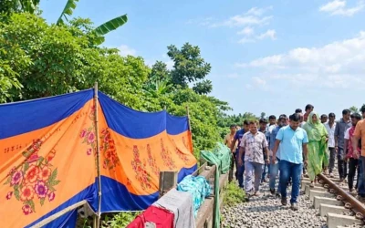 পর্দা দিয়ে ঘিরে রেলের জমিতে পাকা ভবন নির্মাণ