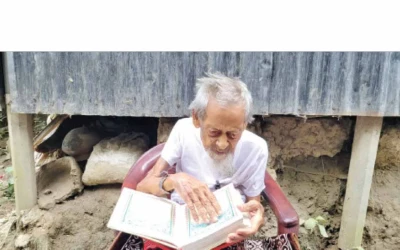 চশমা ছাড়াই কোরআন পড়েন ১২৩ বছরের আব্বাস