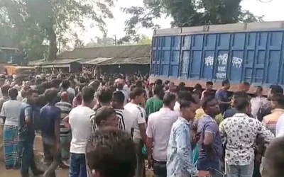 অটোরিকশাকে চাপা দিয়ে দোকানে ঢুকে পড়ল ট্রাক, নিহত ৪