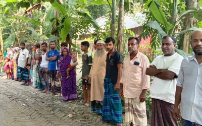 খালখননে উপকারের চেয়ে ক্ষতি বেশি; বন্ধের দাবিতে এলাকাবাসীর মানববন্ধন