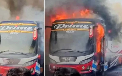 মহাখালীতে এসি বাসে আগুন