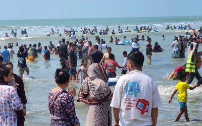 সৈকতে পর্যটকের ঢল, সুগন্ধা-লাবণী পয়েন্ট মুখর