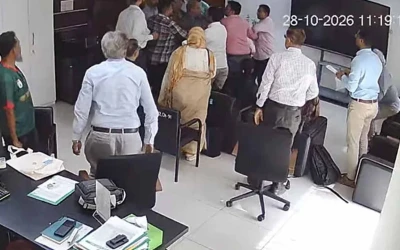 কক্ষে ঢুকে আইইডিসিআরের পরিচালককে মারধর করলেন ড্যাবের কর্মীরা